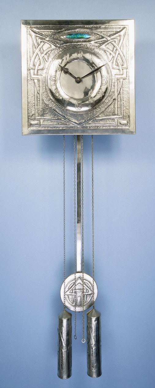 Horloge murale par Margaret Gilmour (1860-1942), décorée en repoussé avec des motifs entrelacés celtiques - Margaret Gilmour