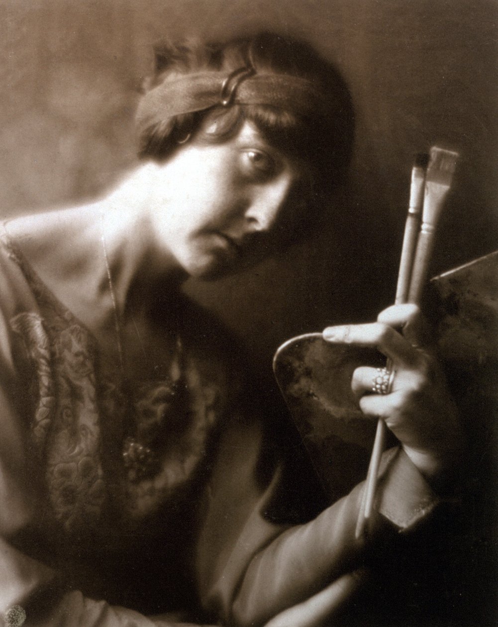 Portrait en buste de la peintre Elisabeth Chaplin. Elle tient deux pinceaux et une palette dans sa main gauche - Mario Nunes Vais