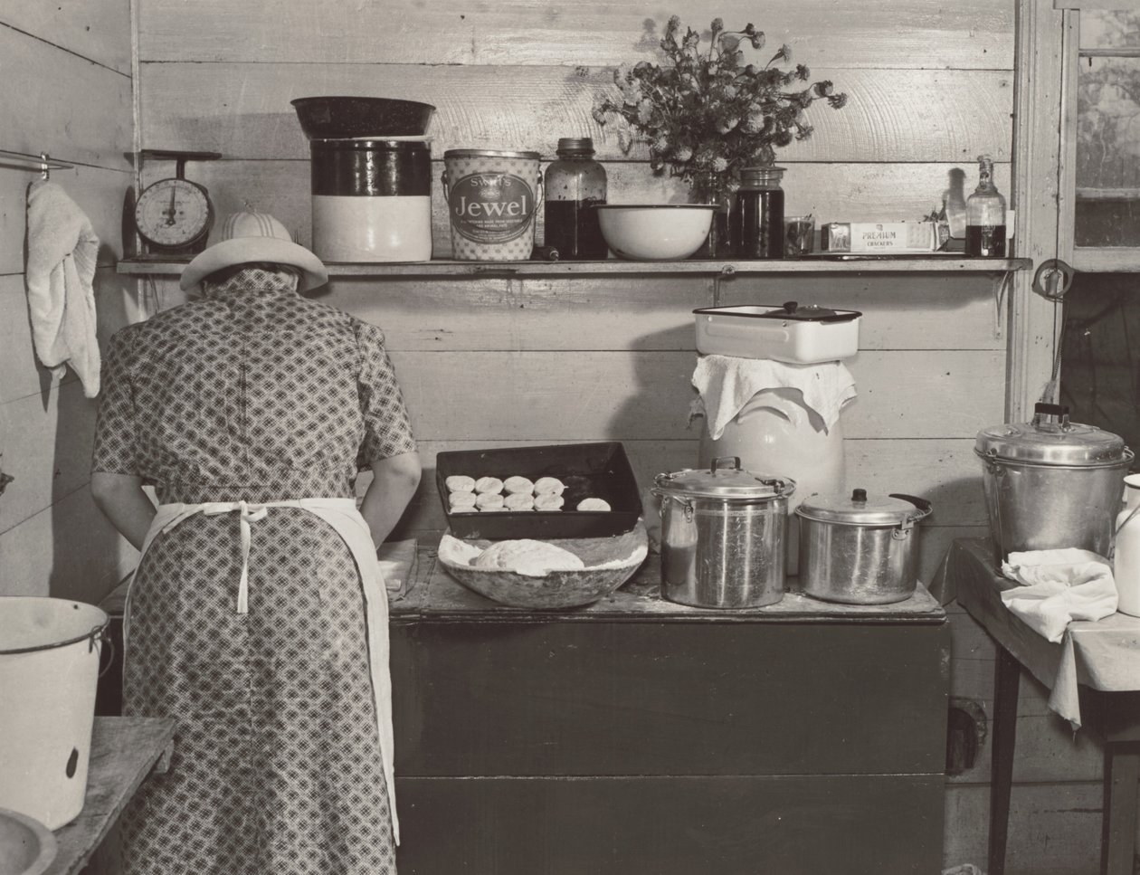 Un membre de la famille Wilkins prépare des biscuits pour le dîner, le jour de l