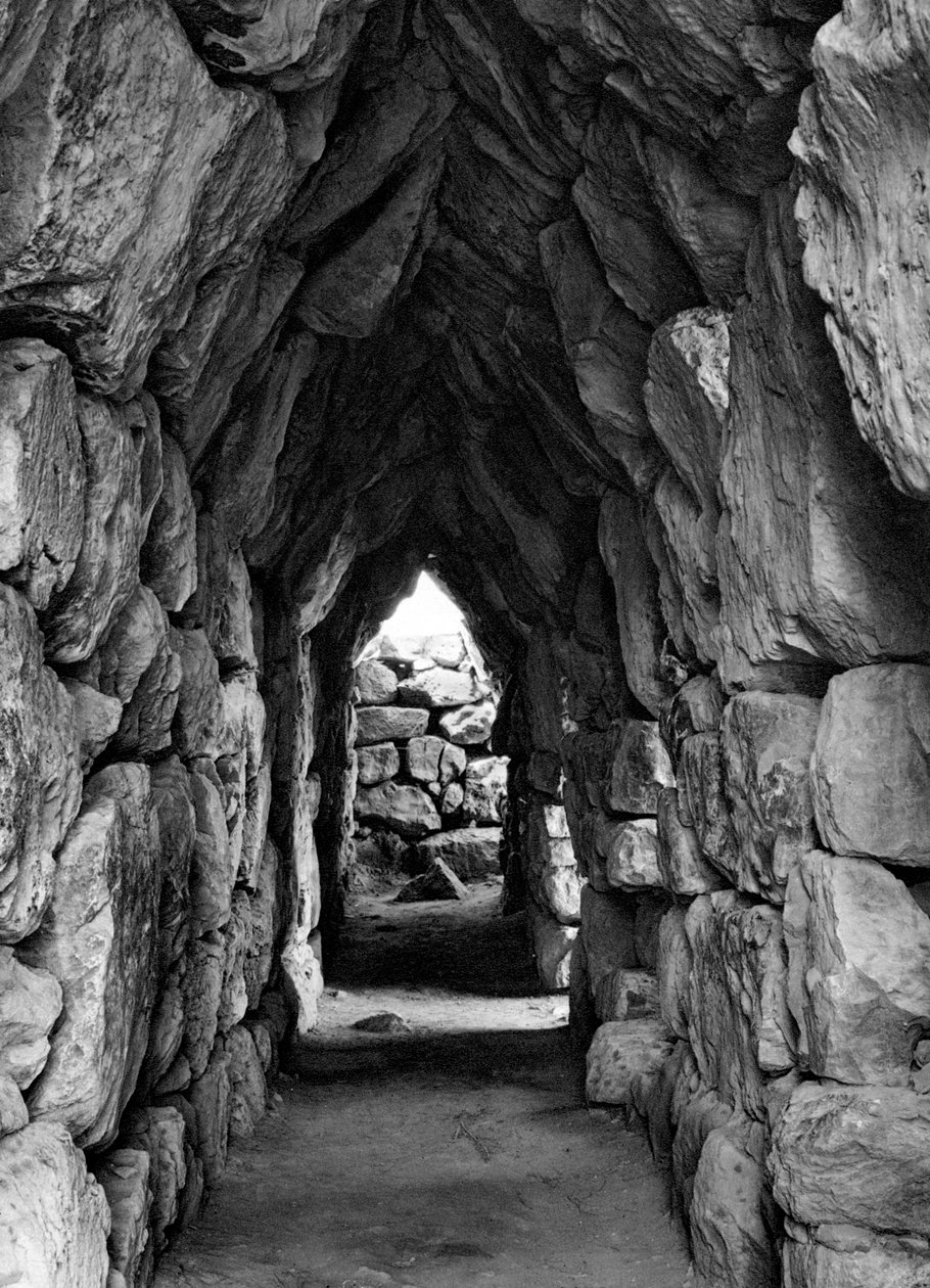 Parmi les ruines de Tirynthe, Grèce, 1937 - Martin Hurlimann