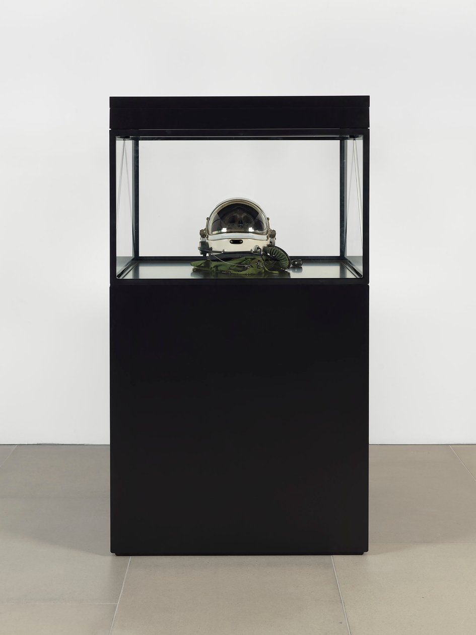 Alpha Omega, 2016 (verre, écran LCD, lecteur multimédia, réplique de crâne, casque spatial, bois) - Mat Collishaw