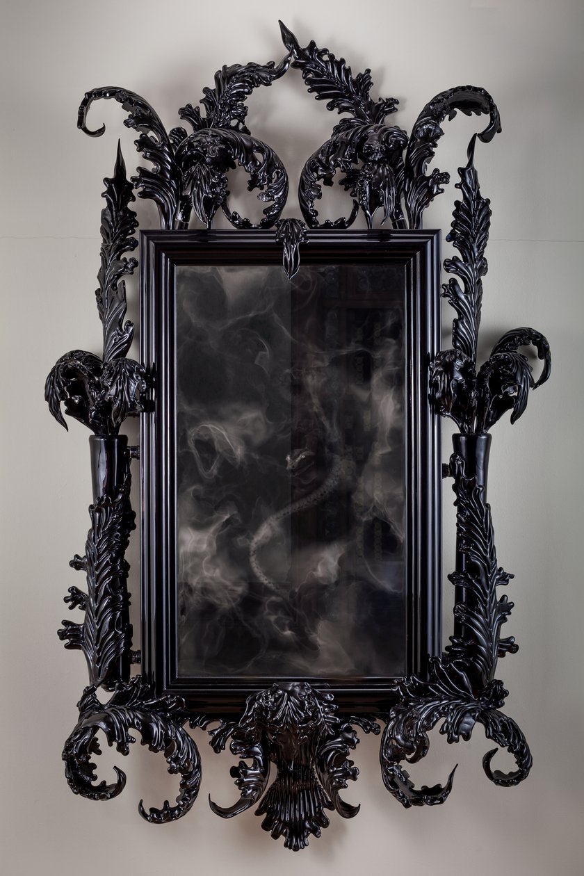 East of Eden, 2013 (verre de Murano noir, miroir de surveillance, acier, bois, laque, écran LCD et disque dur) - Mat Collishaw
