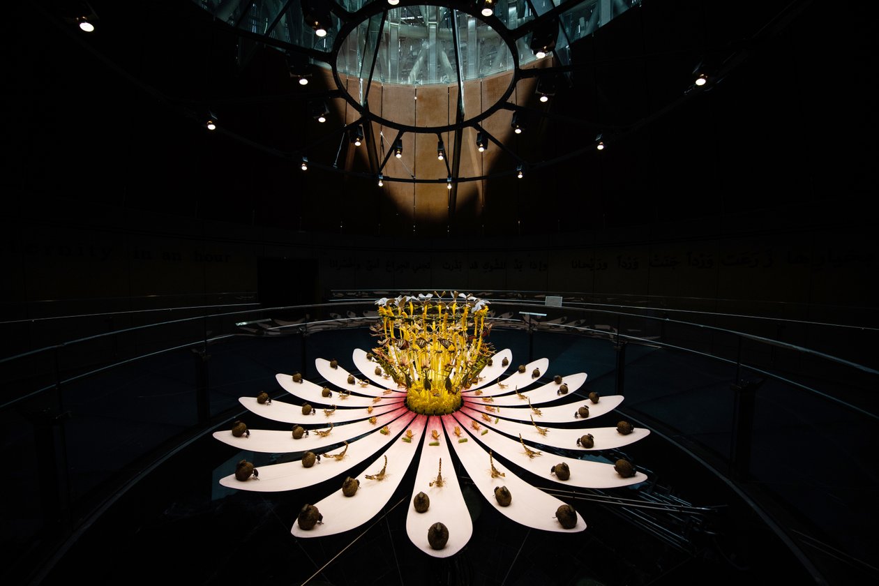 Equinox, 2021 (Acrylique, Circuit électrique, Hydraulique, Laque, Moteur, Peinture, Résine recyclée, Acier) - Mat Collishaw