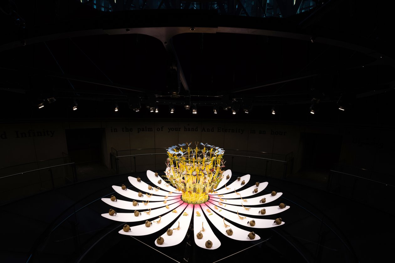 Equinox, 2021 (Acrylique, Circuit électrique, Hydraulique, Laque, Moteur, Peinture, Résine recyclée, Acier) - Mat Collishaw