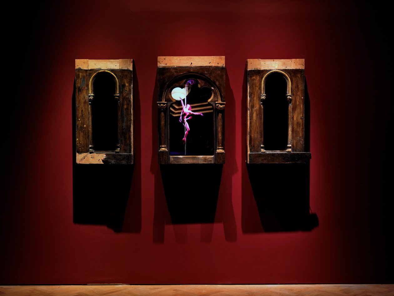 For Your Eyes Only, 2010 (bois, acier, miroir de surveillance, écrans LCD, disque dur) - Mat Collishaw