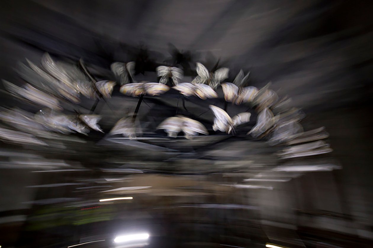 Lanterne magique, 2010 (cadre en acier, tôle perforée en aluminium, résine expansée, lumières LED, moteur) - Mat Collishaw