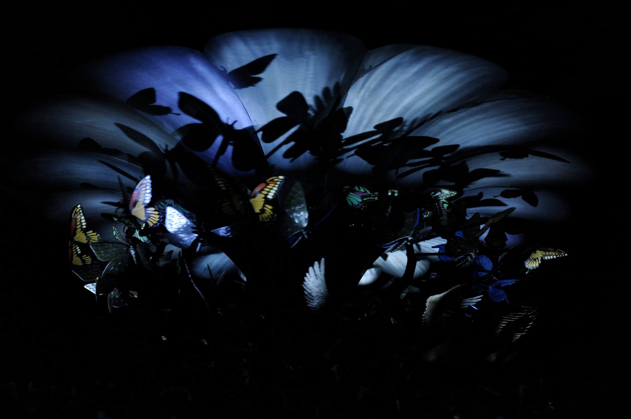 The Garden of Unearthly Delights, 2009 (acier, aluminium, plâtre, résine, lumières LED, moteur) - Mat Collishaw