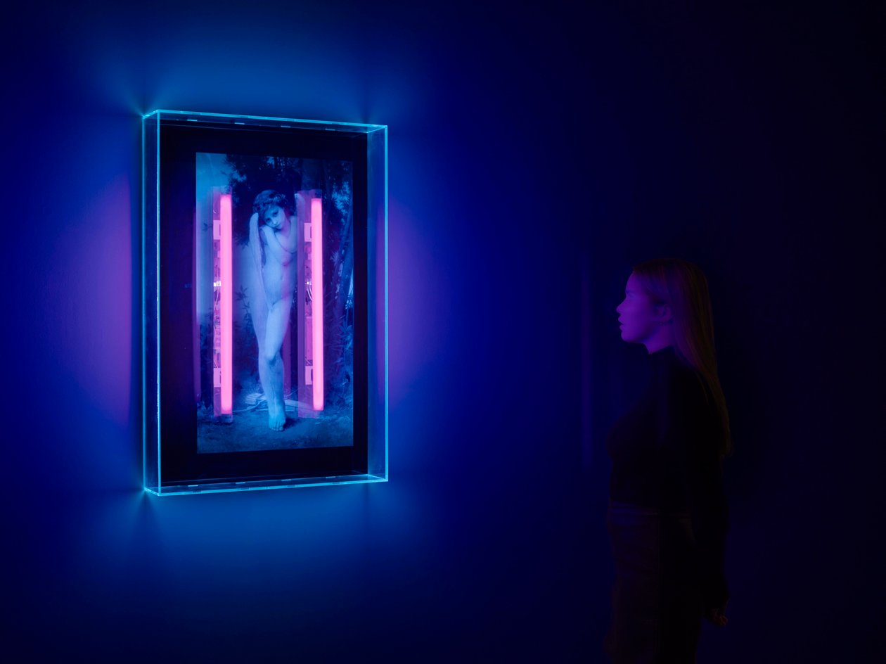 Ange ultraviolet, 2008 (encre ultraviolette sur boîte en plexiglas, 2 néons ultraviolets) - Mat Collishaw