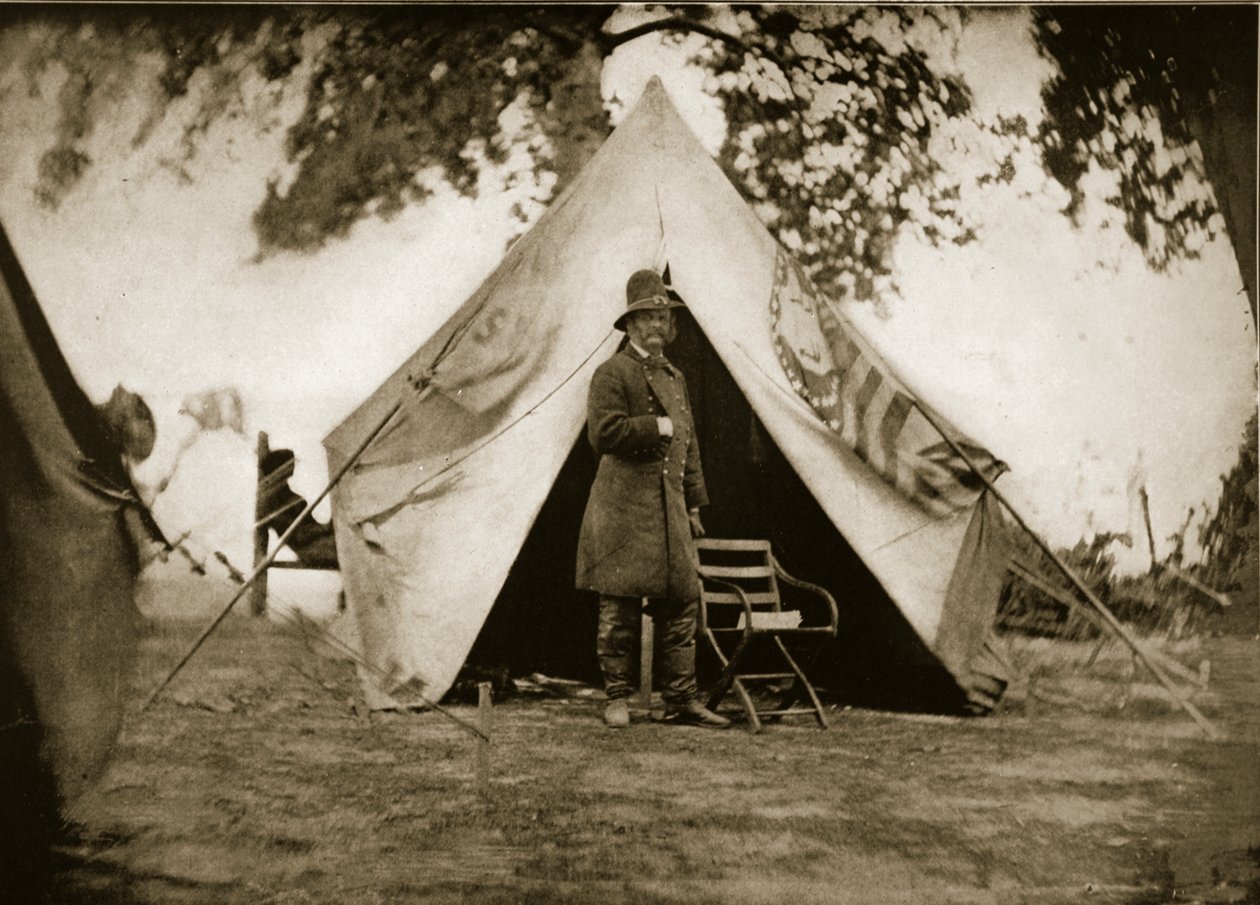 Général A. E. Burnside en camp, 1861-65 - Mathew B. Brady