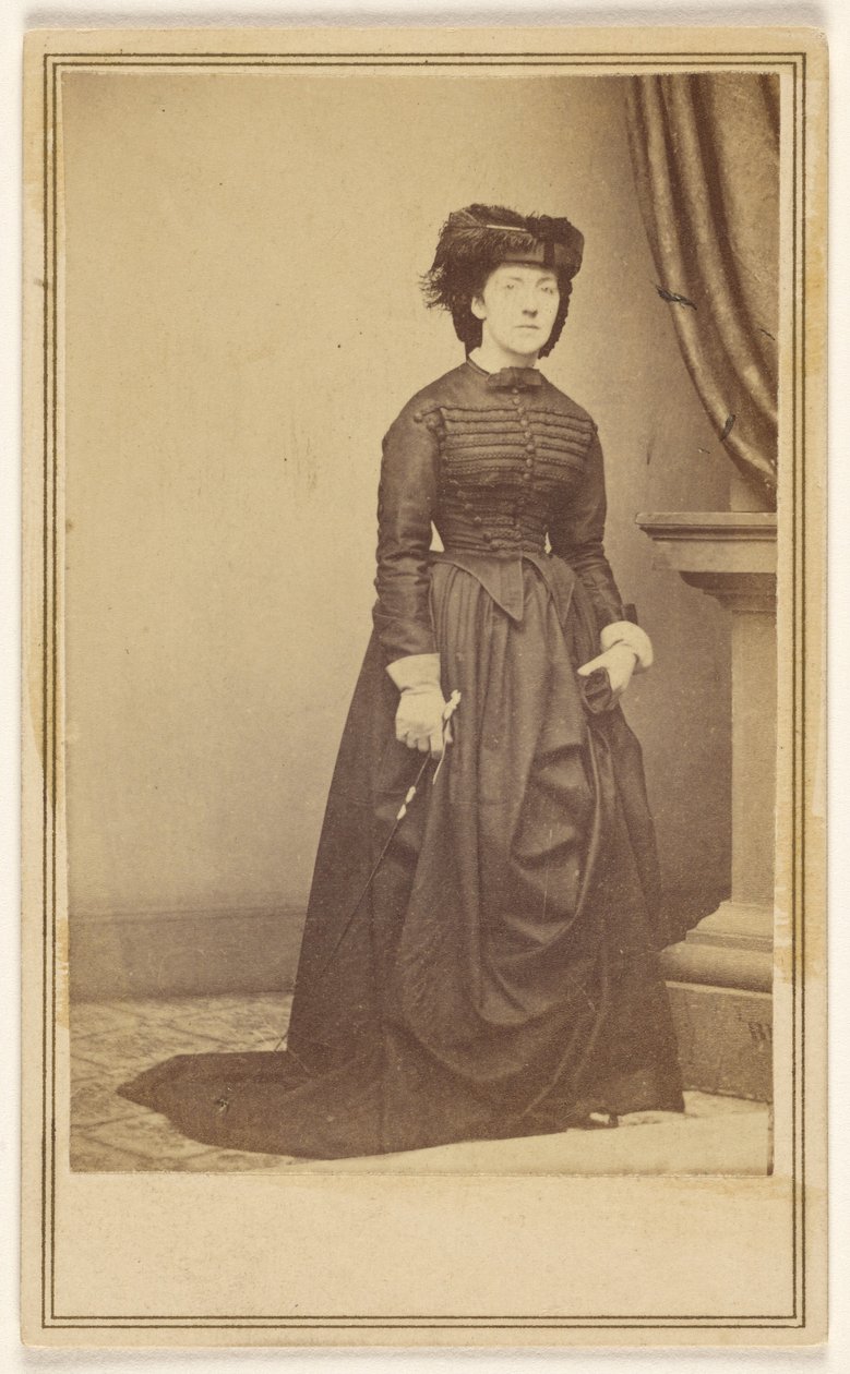 [Femme non identifiée portant un chapeau et une longue robe sombre.] - Mathew B. Brady