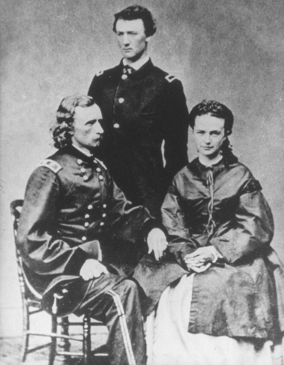 Général George A. Custer (1839-76) avec sa femme, Elizabeth, et son frère, Tom - Mathew Brady