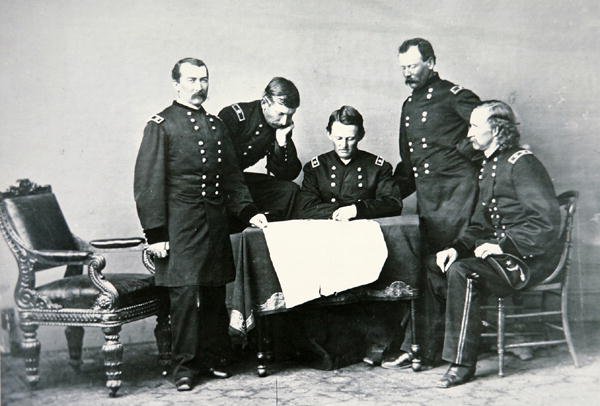 Général Sheridan (1831-88) en conférence avec son état-major, y compris George Custer (1839-76) - Mathew Brady