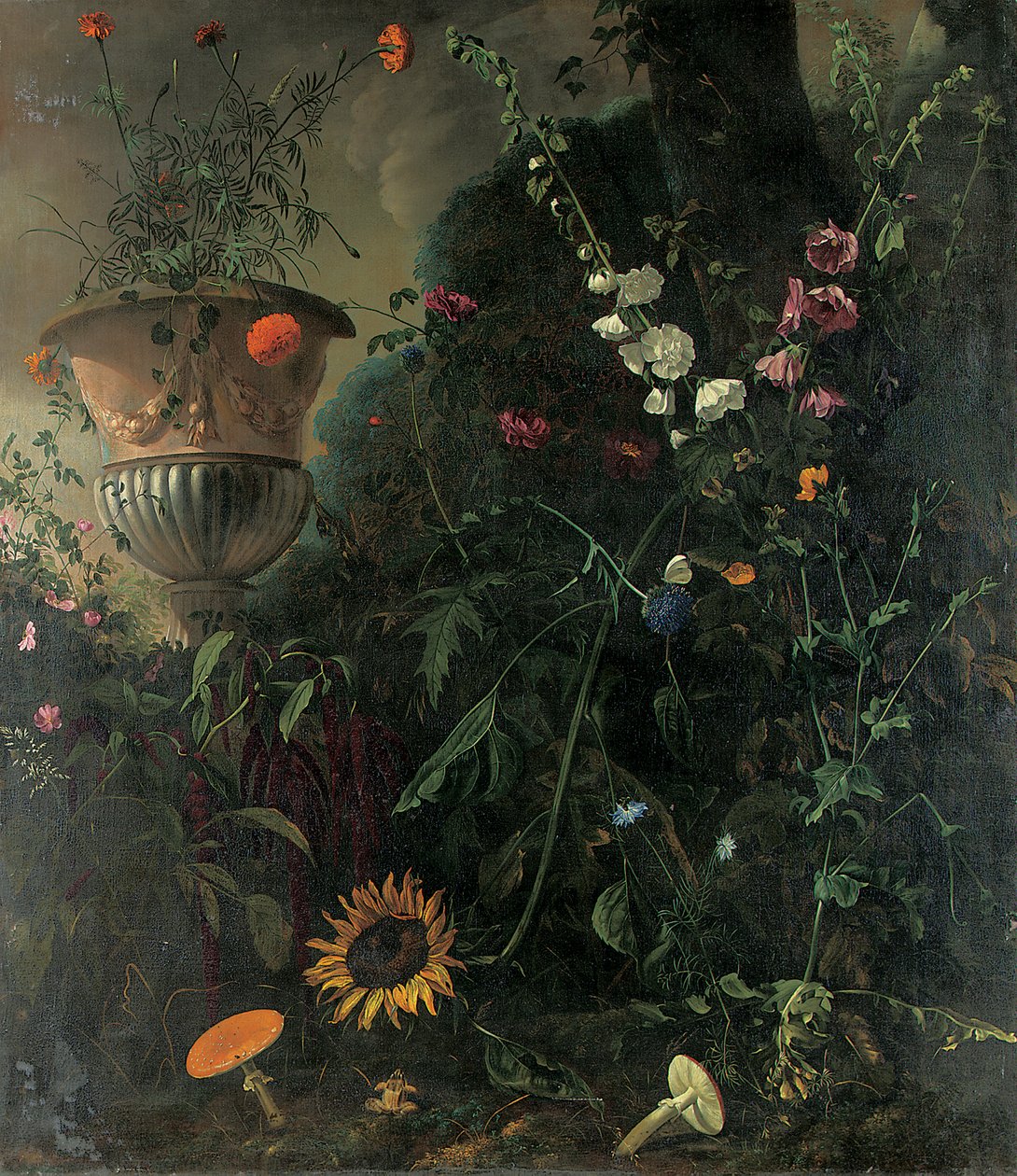 Rose trémière, roses, une fleur de dentelle bleue, tournesol et champignons, avec des soucis dans une urne près d
