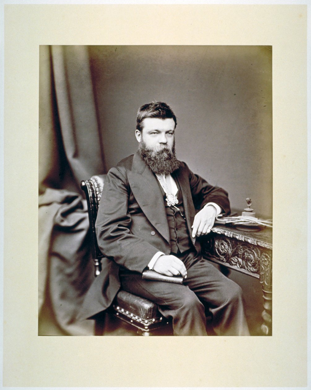 TC Fendick, Maître de la Vénérable Compagnie des Verriers portant son insigne de Maître, vers 1865 - Maull and Co