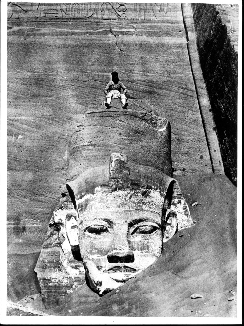 Égyptien assis sur une figure colossale du roi, du Grand Temple de Ramsès II à Abou Simbel, 29 mars 1850 - Maxime Du Camp
