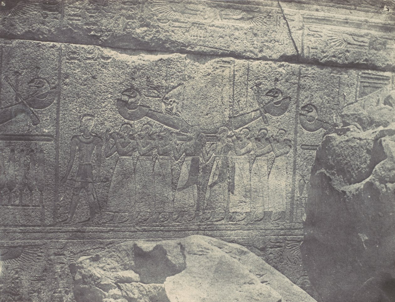 Thèbes. Palais de Karnak. Sculptures extérieures du Sanctuaire de granit, 1850 - Maxime Du Camp