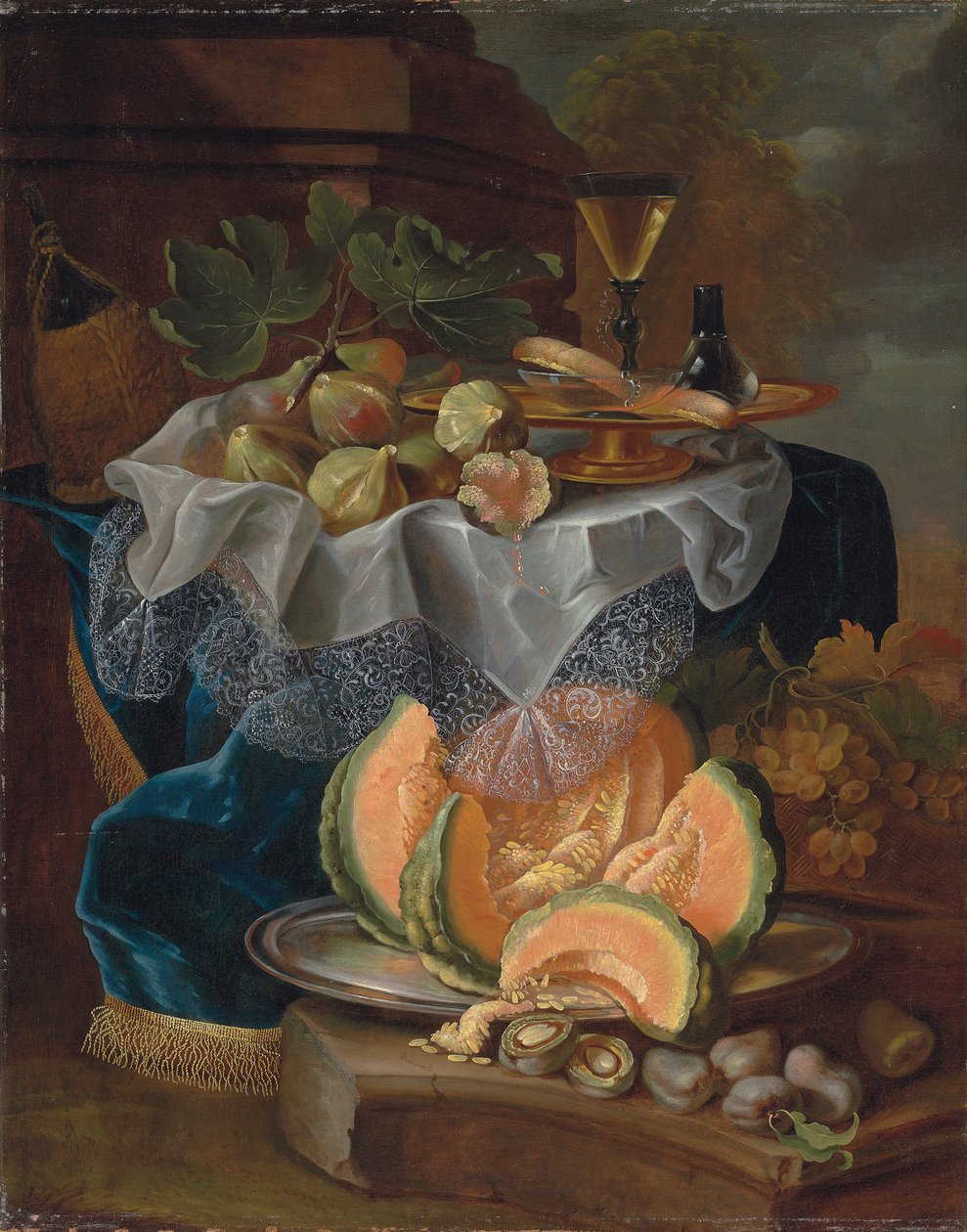 Figues, une tazza dorée avec un verre à vin facon-de-venise, sur une table drapée, un melon coupé sur un plat en étain avec des prunes sur un socle - Maximilian Pfeiler or Pfeiller