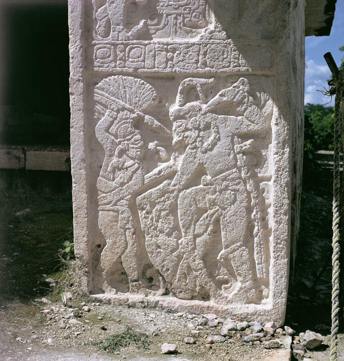 Linteau sculpté, du dos du temple des Masques, Période Classique Tardive (600-900 AD) - Mayan