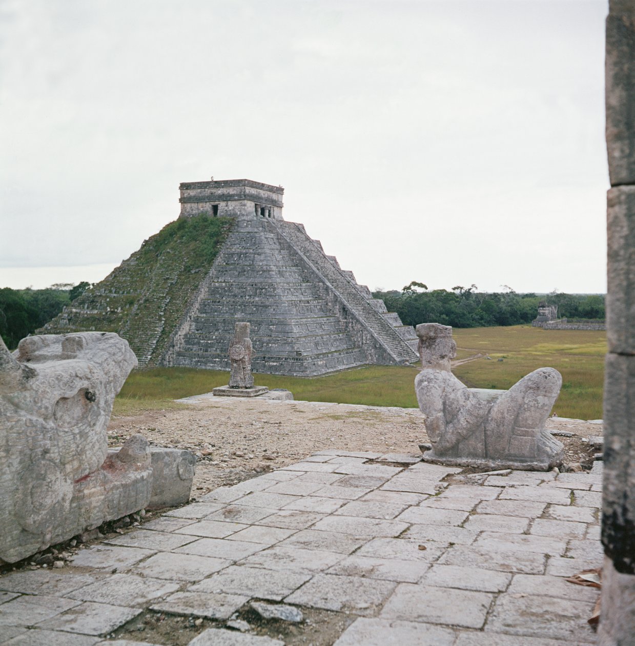 El Castillo, vue depuis le Temple des Guerriers, montrant Chacmool - Mayan
