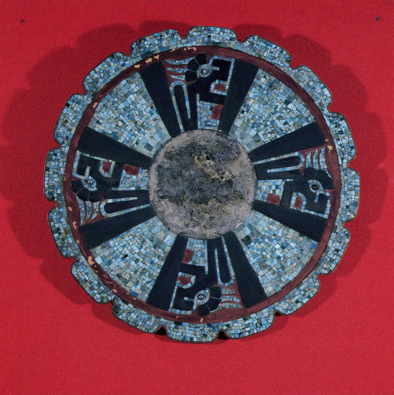 Bijou représentant un bouclier trouvé dans le Cenote de Chichen Itza, Yucatan, Mexique, Période Postclassique Précoce (900-1000 AD) - Mayan