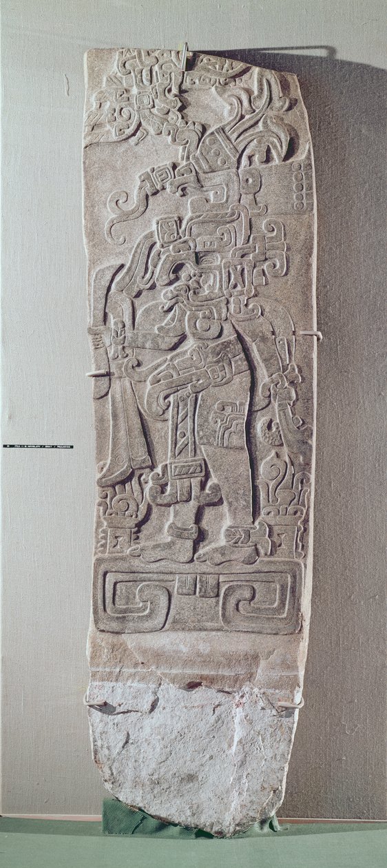 Stèle II, rectangulaire avec relief représentant une figure debout sur une plateforme, période préclassique, vers 1000 av. J.-C.-250 apr. J.-C. - Mayan