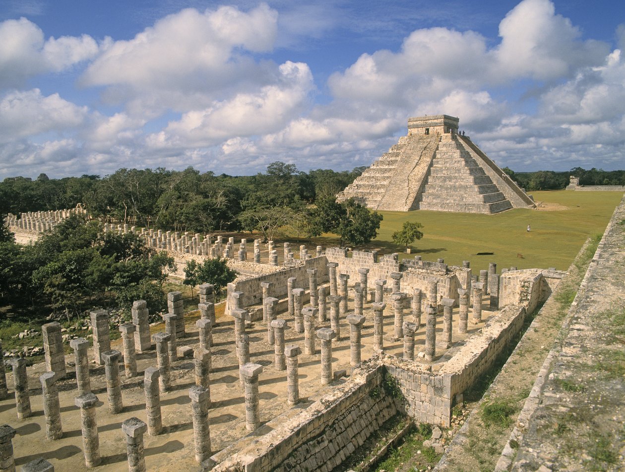 Vue du Temple des 1000 Colonnes avec la Pyramide de Kuculcan - Mayan