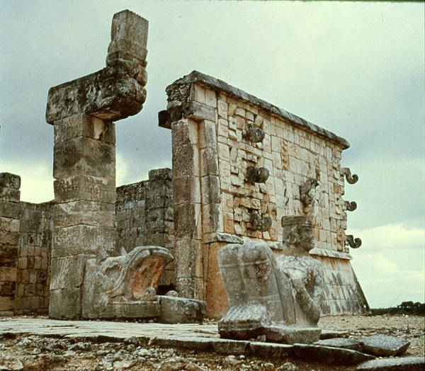Temple des Guerriers, Colonne du Serpent à plumes - Mayan