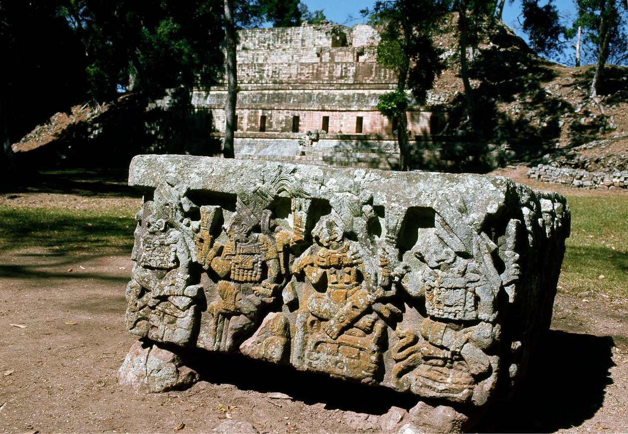 Autel Q avec couronnement du roi du soleil levant, 776 ap. J.-C. - Mayan