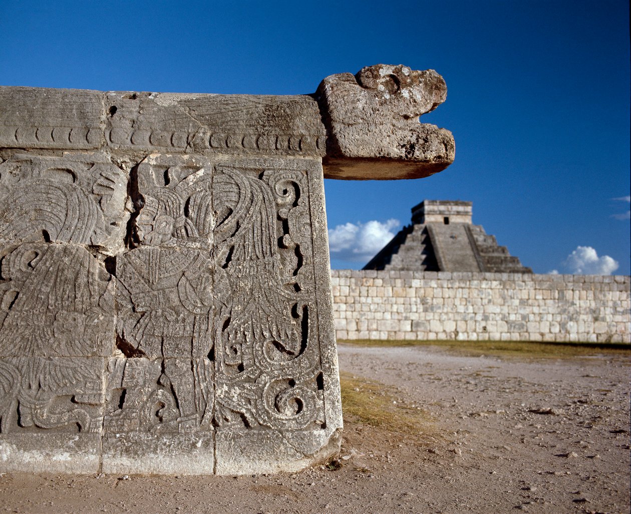 Le grand terrain de jeu de balle et en arrière-plan le castillo, 750-1200 - Mayan