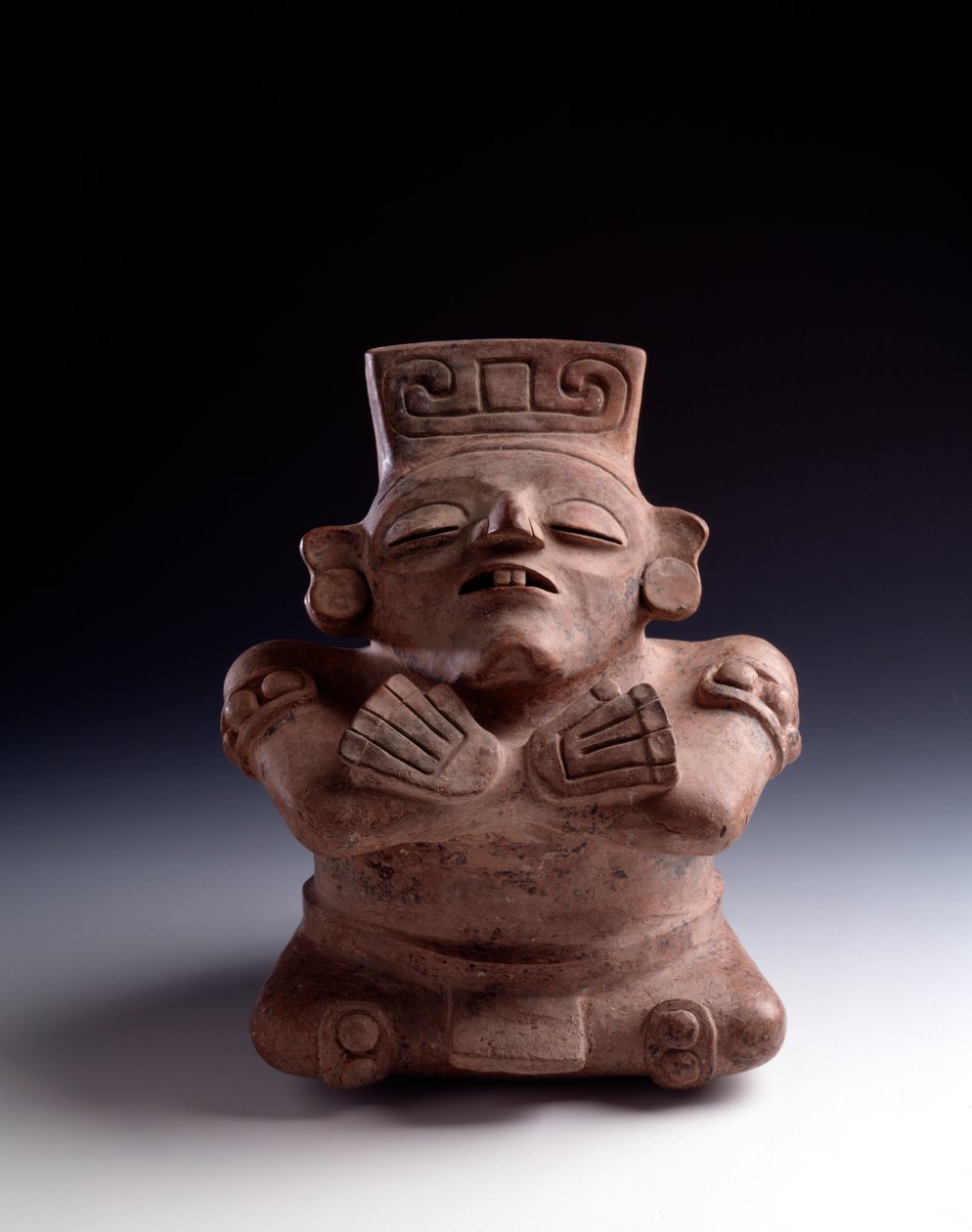 Art précolombien, civilisation maya, période classique : vase anthropomorphe en argile représentant un personnage assis, les jambes et les bras croisés, le visage tourné vers le haut. De La Lagunita, Quiché, Guatemala - Mayan Mayan