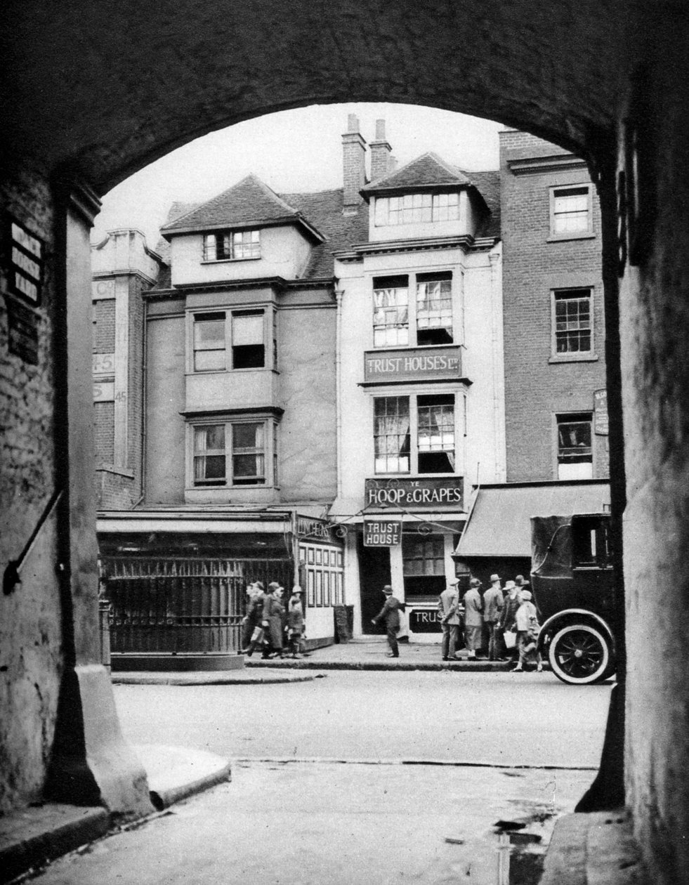 Vieille maison et taverne survivant à Aldgate, Londres, 1926-1927 - McLeish