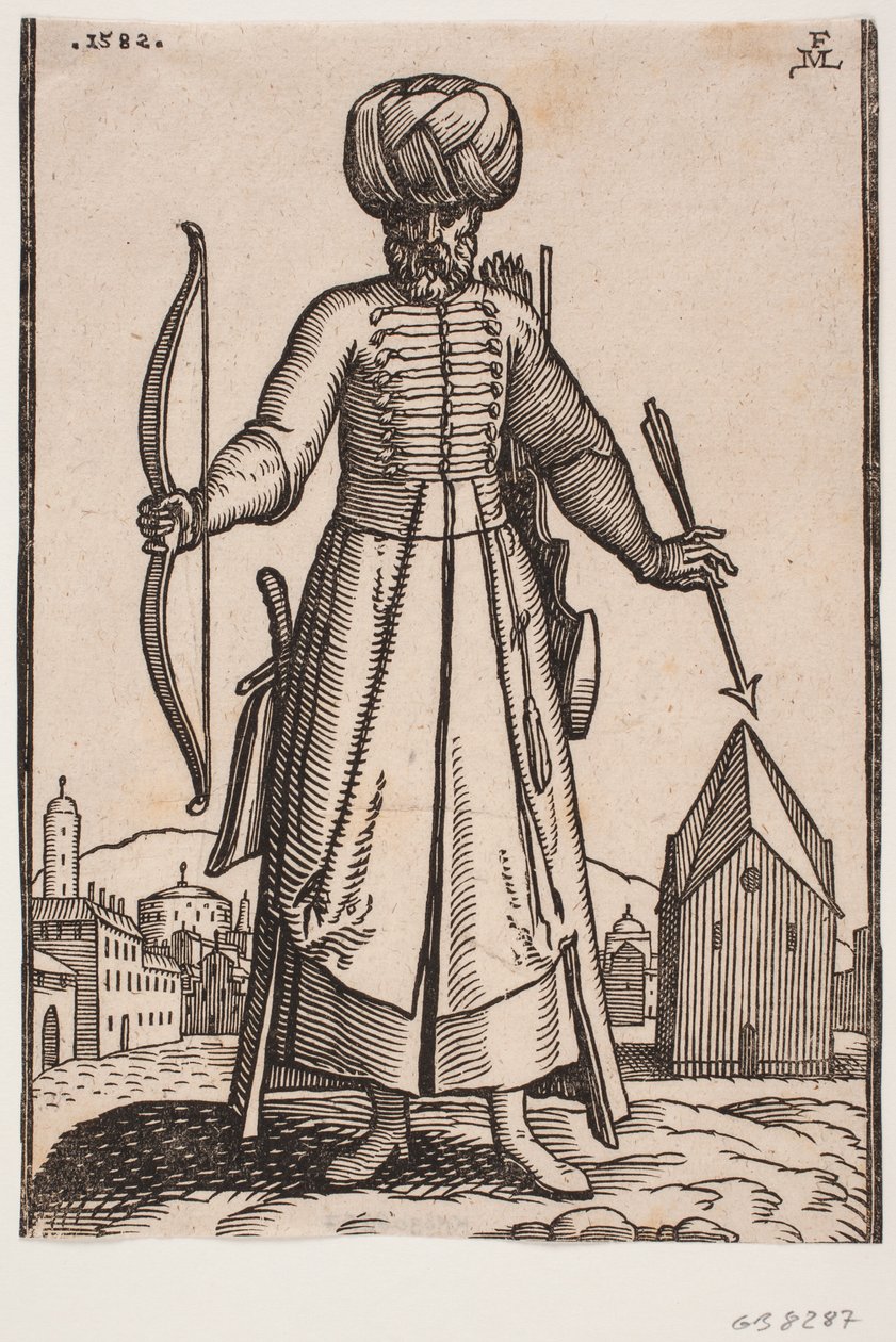 Soldat portant un turban vu de face avec les bras étendus, debout sur une place ouverte dans une ville; dans la main droite, il tient un arc, dans la gauche une flèche; derrière l