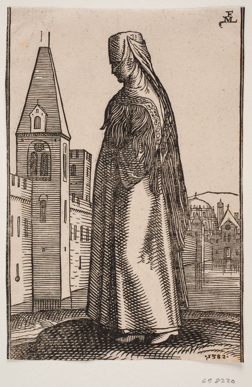Femme voilée marchant, profil vers la gauche; devant elle, un mur de ville avec des tours s