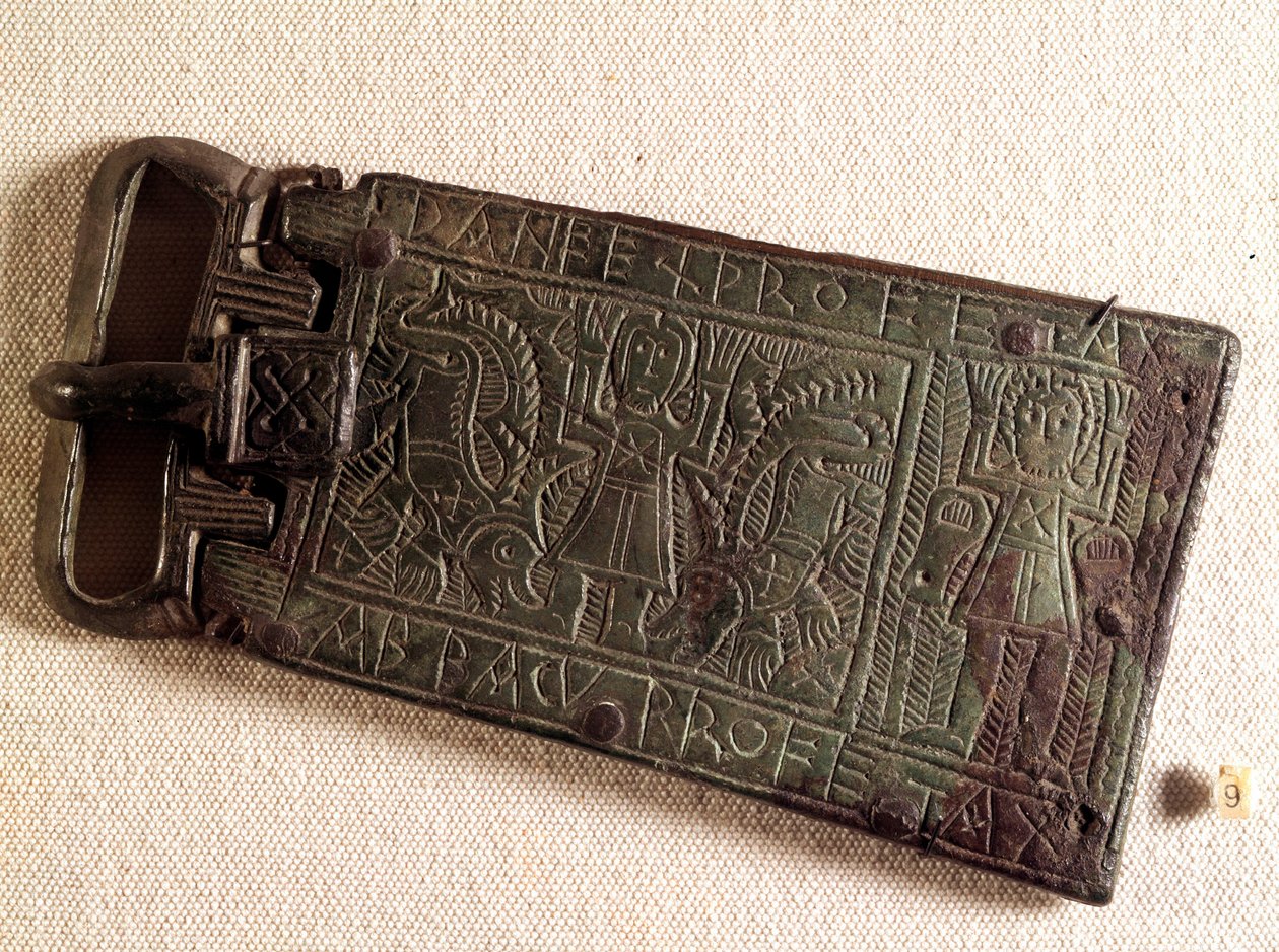 Art mérovingien : boucle de ceinture en bronze du royaume burgonde (peuple barbare) représentant Daniel dans la fosse aux lions. 550-626. De Franche-Comté. Musée National d
