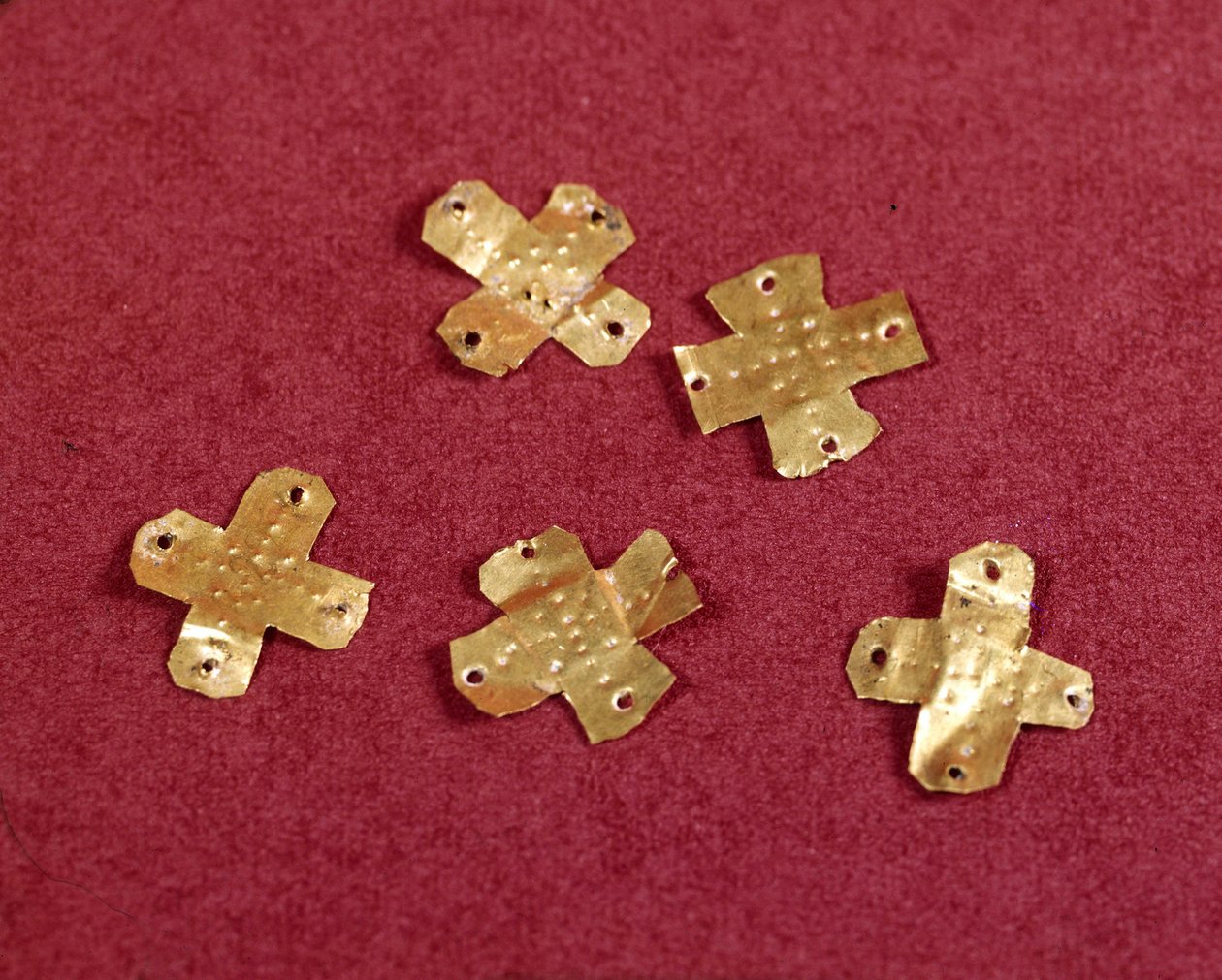 Petites croix en or. Art mérovingien, 6ème siècle. Musée d