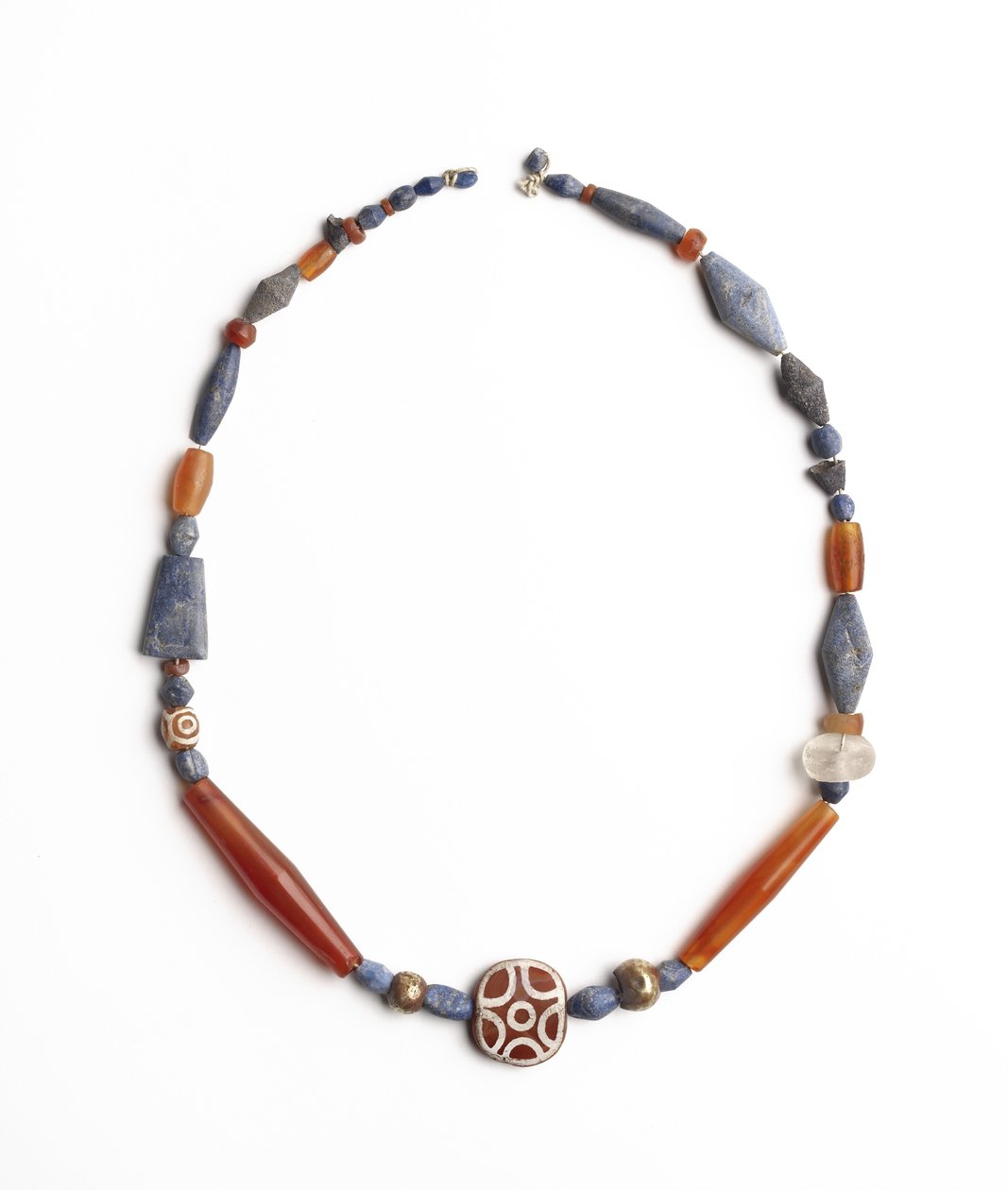 Collier de Kish, Irak, vers 2500 av. J.-C. (lapis-lazuli, cornaline et cornaline gravée) - Mesopotamian