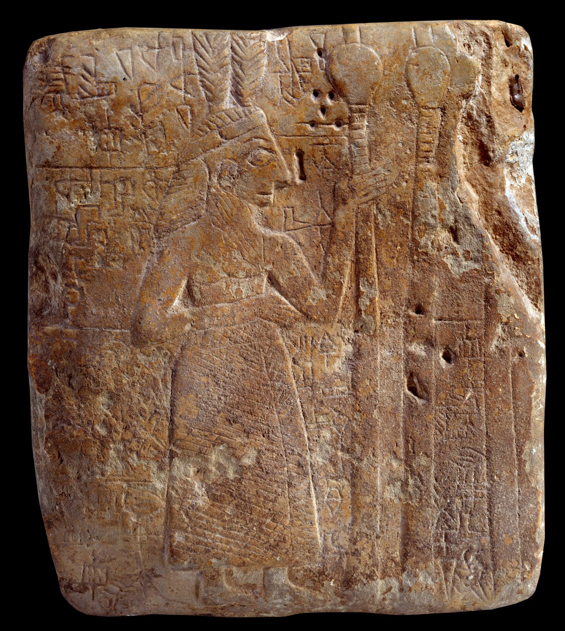 Mésopotamie. Art sumérien : personnage avec des plumes (vers 2700 av. J.-C.) stèle ancienne girsou période sumérienne archaïque - calcaire. Paris, Musée du Louvre - Mesopotamian Mesopotamian