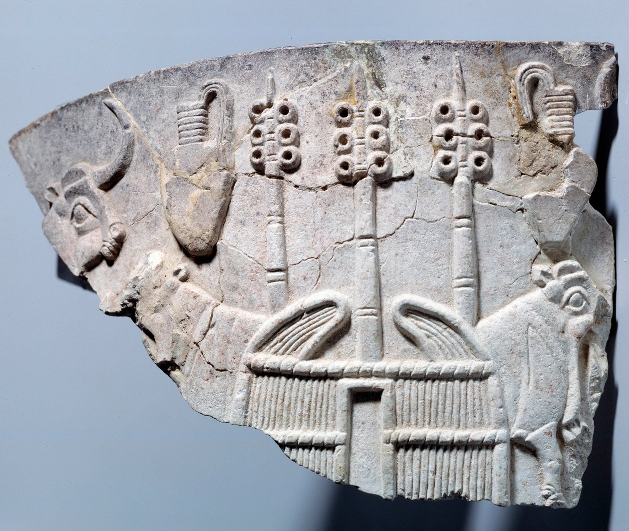 Mésopotamie : scène de relief stable sur un fragment de vase sculpté dans le style d