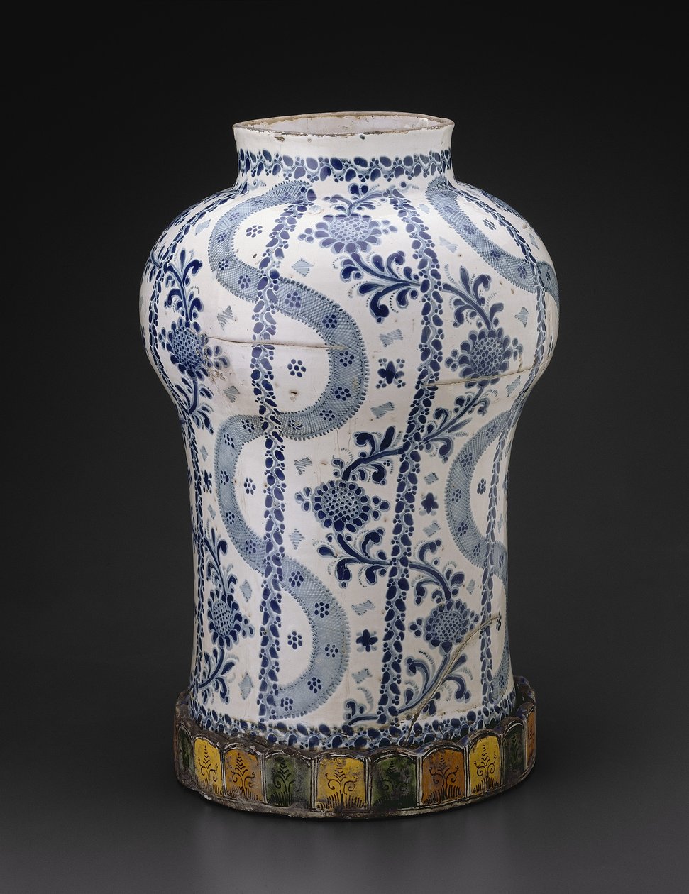 Pot avec bandes verticales et vignes avec fleurs ressemblant à des tournesols, 1700-50 - Mexican School