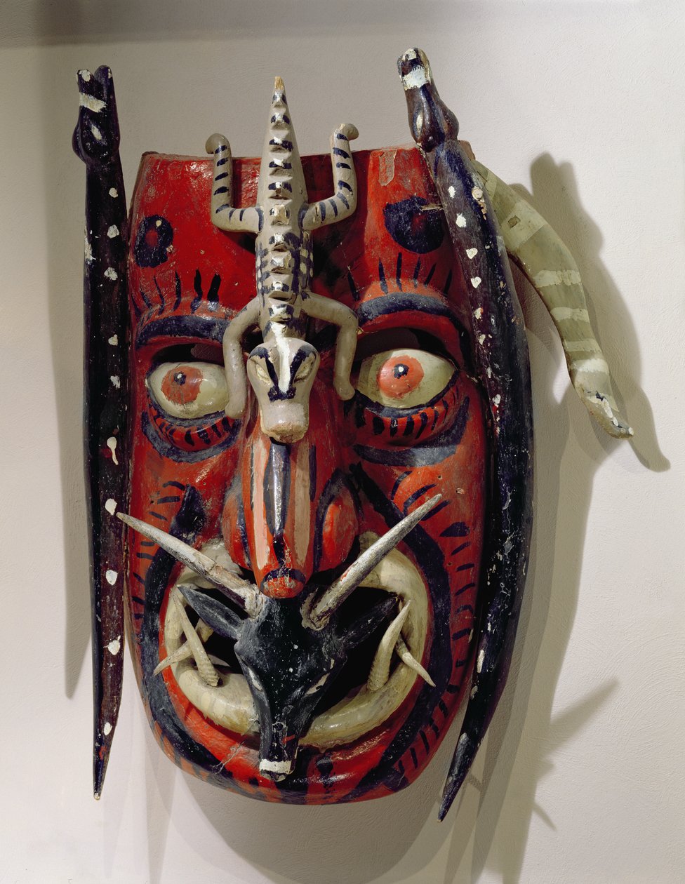 Masque de cerf utilisé par les peuples Mayo des États de Sonora et Sinaloa au Mexique pour la Danse du Cerf ou Pascola (bois peint) - Mexican School