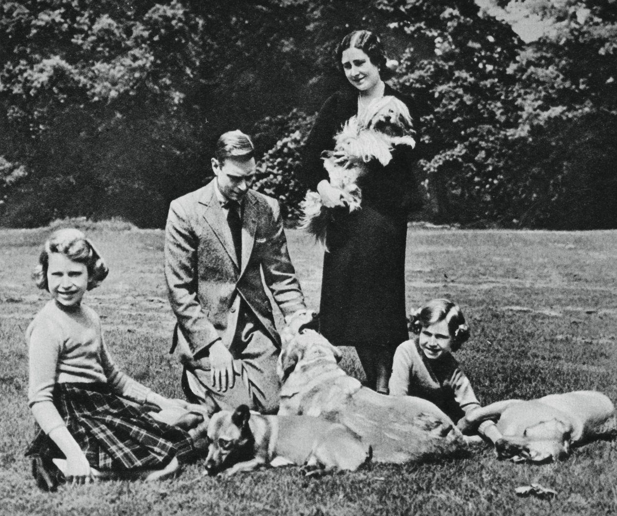 La famille royale comme un groupe heureux d