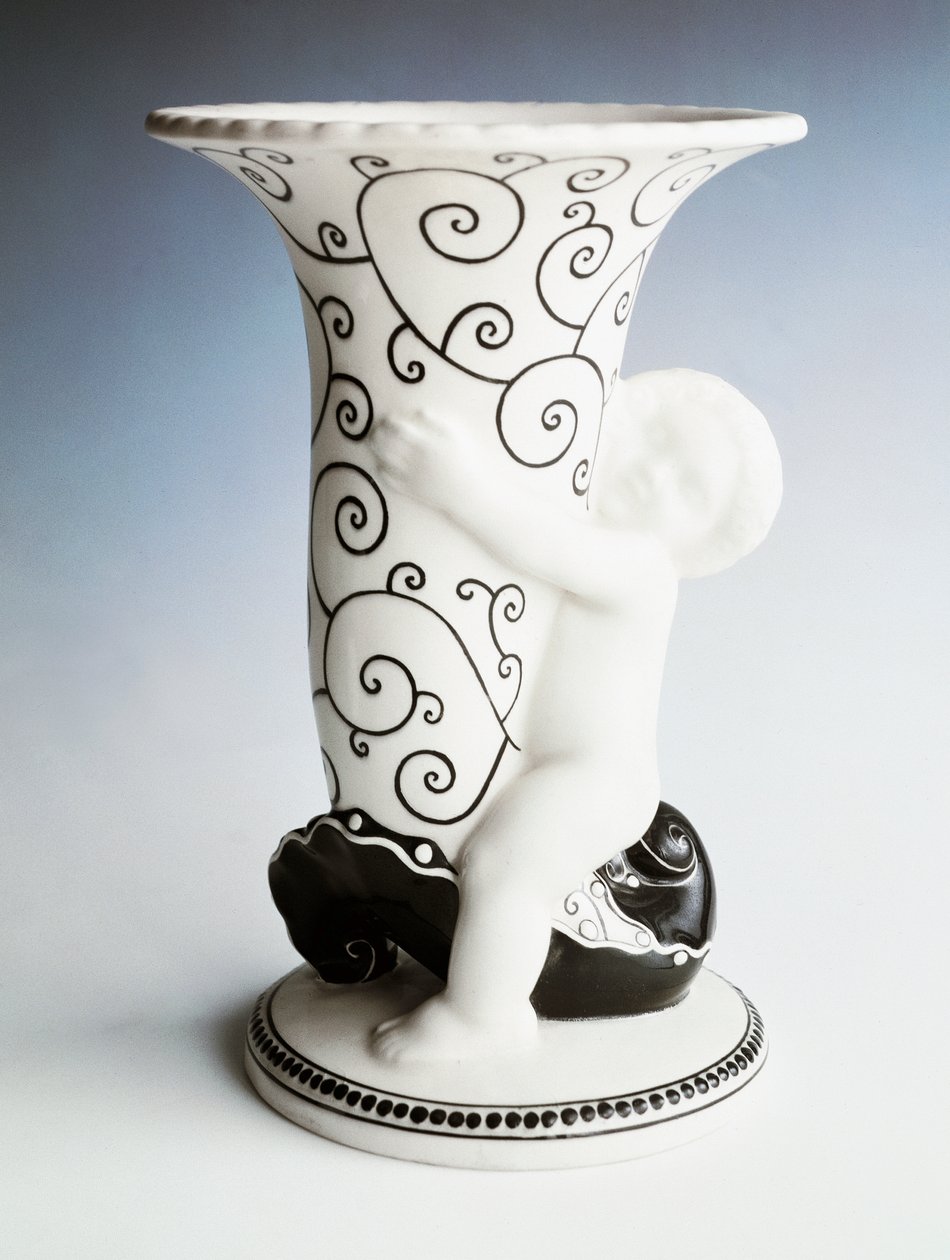 Vase à décor noir, corps conique tenu par un angelot, Vereinigte Wiener Und Gmundner Keramik, Autriche, XXe siècle (faïence émaillée blanche) - Michael Powolny