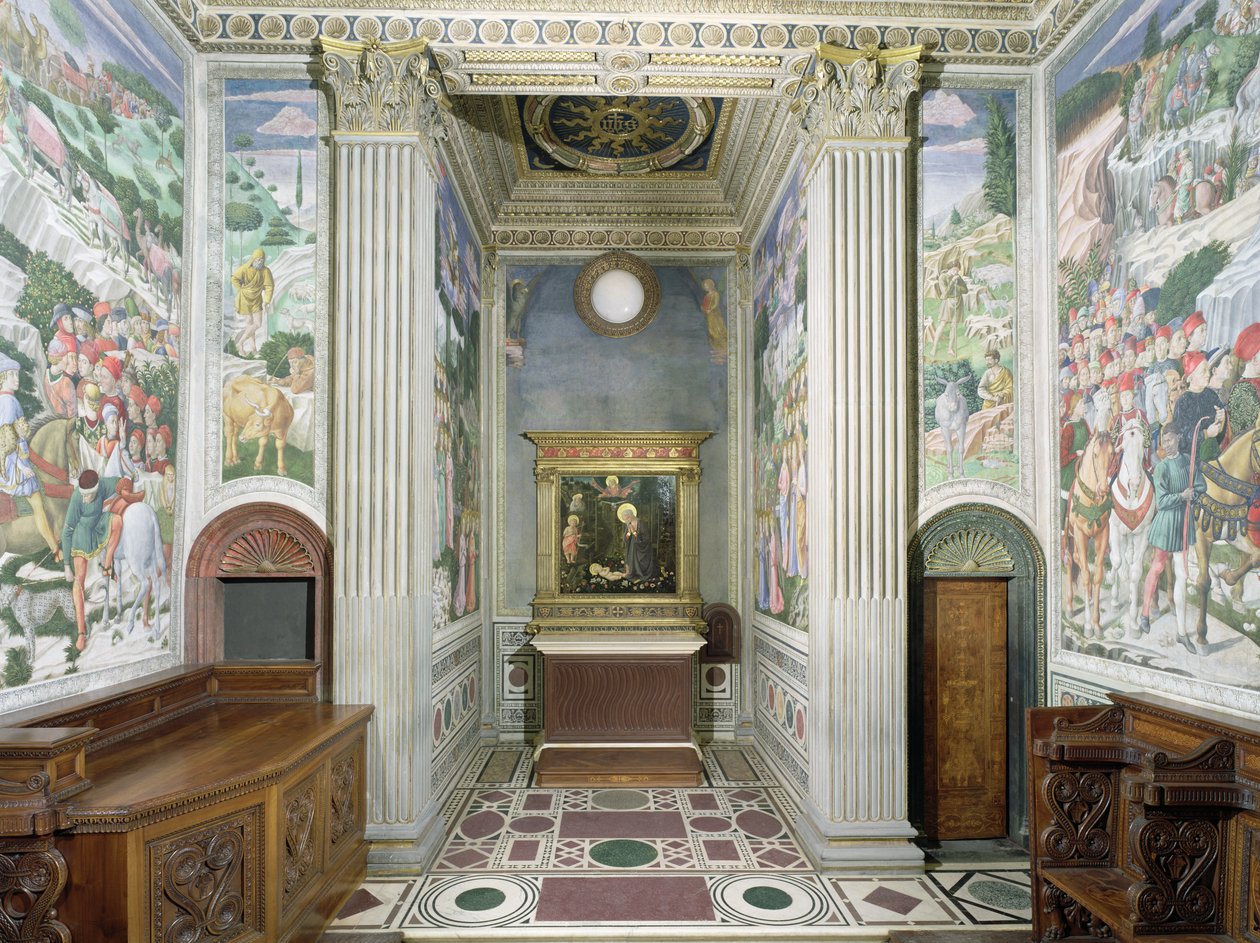 Intérieur de la chapelle avec fresques de Benozzo Gozzoli vers 1460 - Michelozzo di Bartolommeo