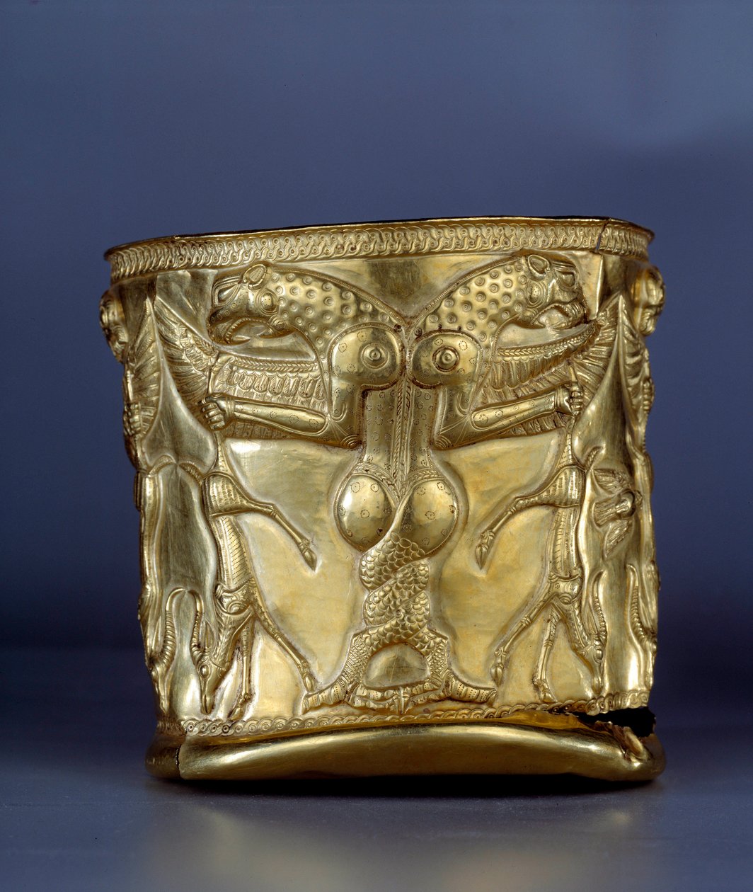 Art ancien oriental : Coupe en électrum représentant un monstre avec des serres entrelacées, vers 1200 av. J.-C. De l