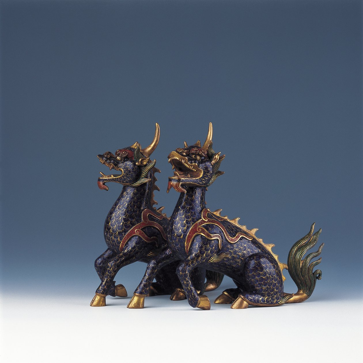 Paire de qilin assis (émail cloisonné et bronze doré) - Ming Dynasty   Wanli Period Chinese School