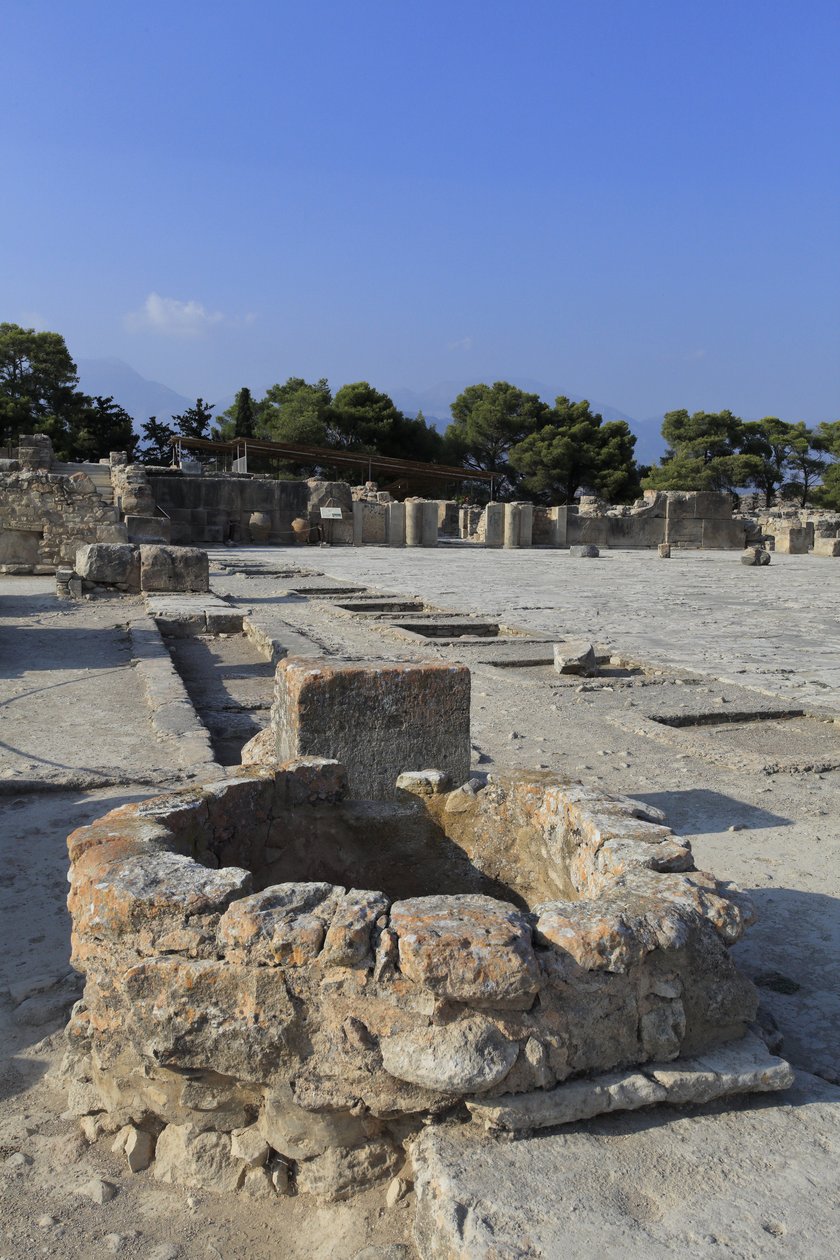 Site archéologique minoen de Phaistos, vue générale de la cour centrale depuis les sanctuaires de l