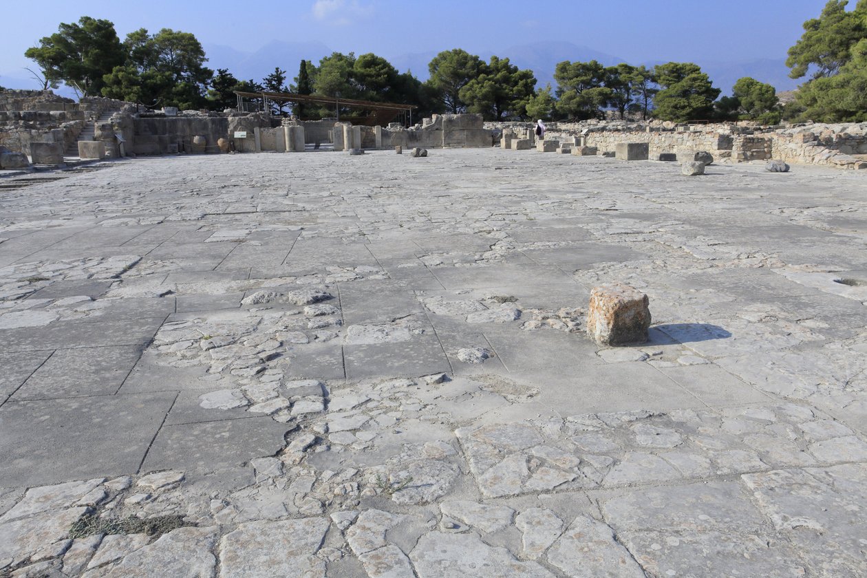 Site archéologique minoen de Phaistos. La cour centrale, un élément architectural de base du palais minoen. C