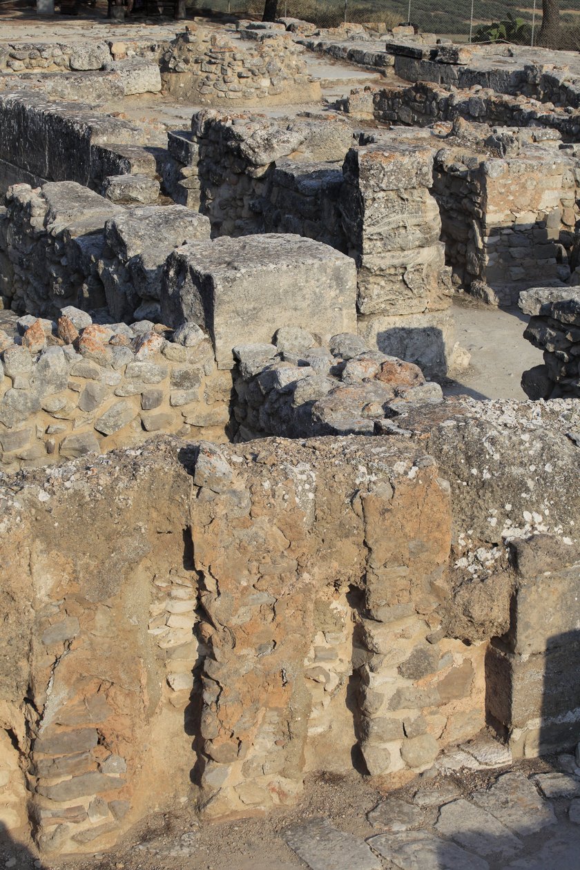 Site archéologique minoen de Phaistos. Vue sur le complexe nord-est. Complexe de quatre salles directement adjacentes à l