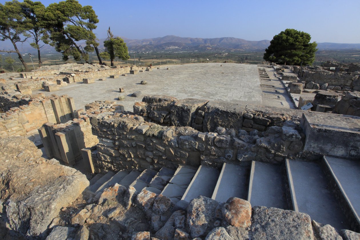 Site archéologique minoen de Phaistos. Vue sur la cour centrale depuis l
