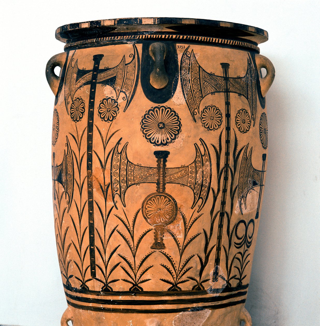 Art minoen : vase en terre cuite de la période néopalatiale décoré de symboles des divinités et de représentations du ciel et de la terre ainsi que de la double hache, symbole de la civilisation crétoise. De Knossos (Cnossos) Héraklion, Musée archéologique - Minoan